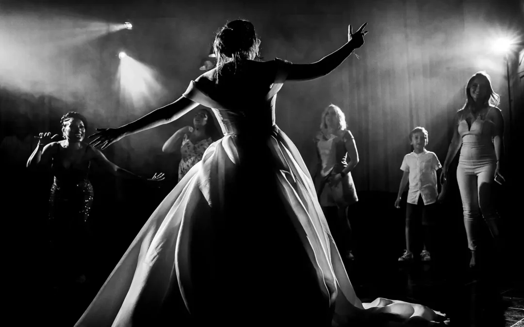 Marié lors de la soirée prise à contre-jour par le photographe de mariage à Marseille