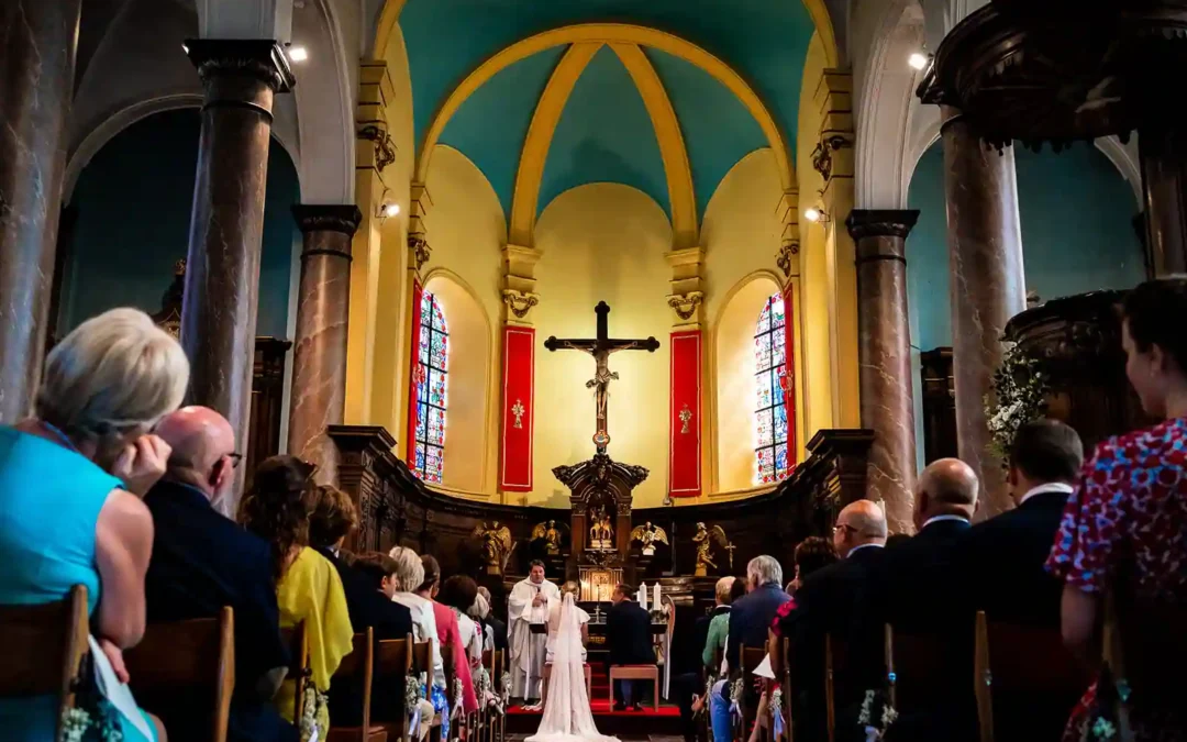 Superbe vue de l'intérieur d'une église par un photographe de mariage à Monte-Carlo